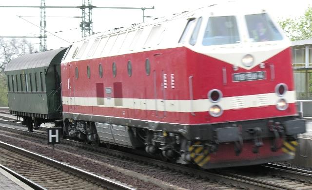 berraschung: Durchfahrt einer BR 119 mit einem historischen Reiszugwagen am 19.4.2005 in Potsdam Park Sanssouci