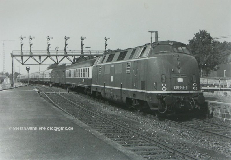 Berhmte Lok, berhmte Fotostelle: Signalbrcke Bad Harzburg mit 220041, aufgenommen ca. 1982 oder 1983. Dass es das links im Gestrpp noch einen alten Lokschuppen zu entdecken gab, wusste ich damals natrlich noch nicht. Heute gibt es immerhin noch die Signalbrcke.