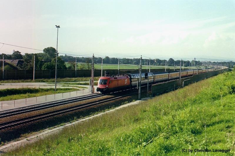 Beschreibung: EC 163 im Juli 2002 auf der Neubautstrecke St.Valentin - St.Peter (Strecke Linz - Wien) kurz nach St.Valentin. Im Hintergrund ist die alte Strecke zu sehen.