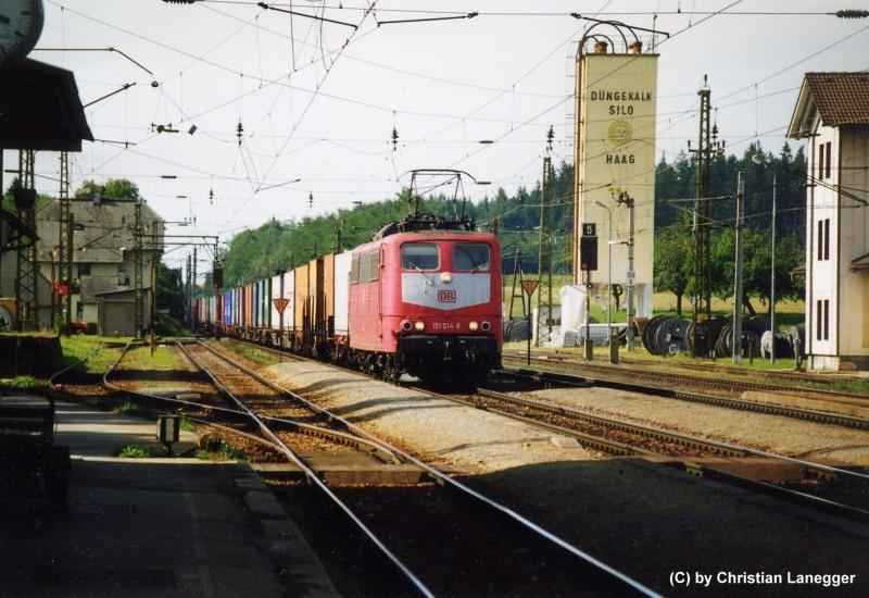 Beschreibung: Ein Gterzug mit Tfz. 151-014 durchfhrt den Bahnhof Haag (Strecke Linz - Wien) im Sommer 2000.