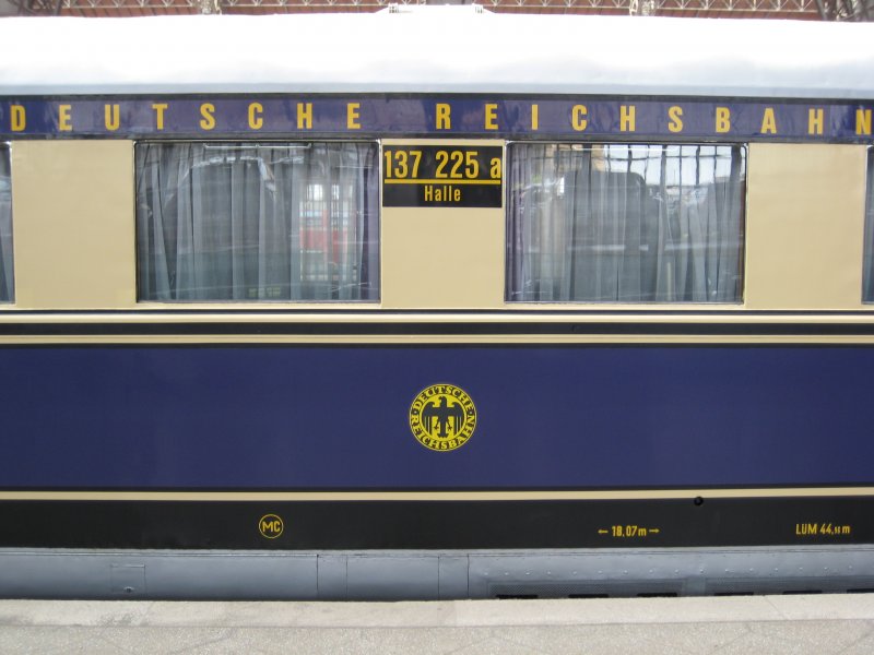 Beschriftung des SVT 137 im Leipziger Hauptbahnhof.