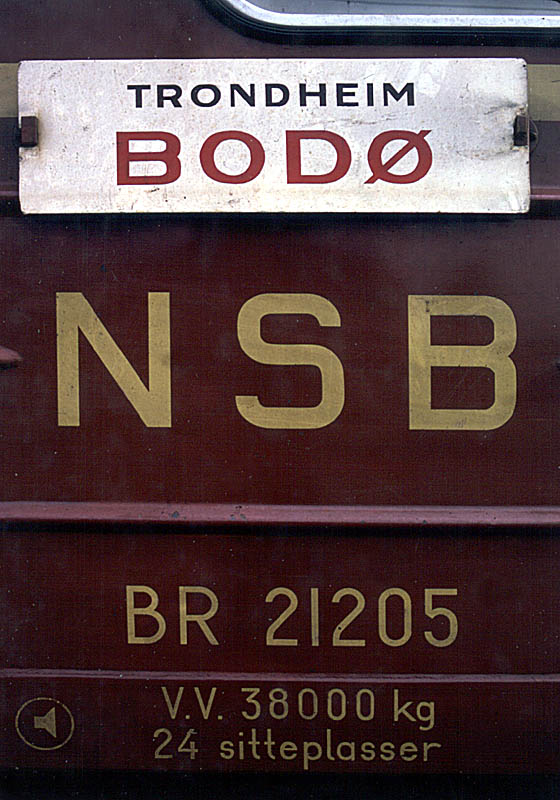 Beschriftung unseres NSB-Sitzplatz-Wagens fr die Fahrt von Trondheim nach Bod. Juli 1982, Scan ab Dia.
