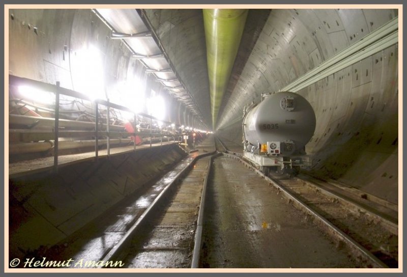Besichtigung der Baustelle des neuen Schlchterner Tunnels am 15.11.2008 mit Fhrung, die anfangs zweigleisige Schmalspurtrasse
wird hier im Tunnel nach ca. 500 Metern auf eine Spur reduziert.