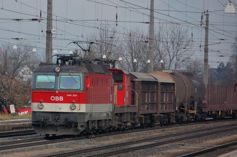 Besondere Fracht an erster Stelle in einem Gterzug: 1144 250 zieht eine 1163 als Wagenlok abgebgelt Richtung Jenbach. (Dez. 2008).