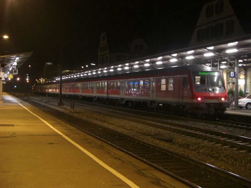 Bespannt am Anfang mit einer 146 und am Zugende ein Wittenberger-Kopf als RE19242 um 21:08 Uhr am 18.12.2008 in Plochingen um nach Stuttgart zu fahren. 