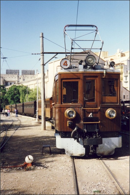 Bestens gepflegt wartet der schmucke Holzzug mit TW 4 auf die Fahrt nach Soller. (Archiv 27.09.1991)