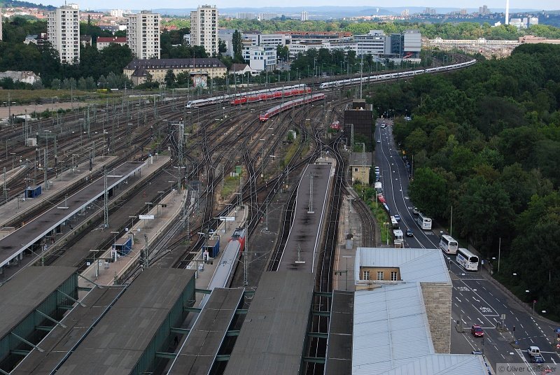 Besuchen Sie den Bahnhof Stuttgart, solange er noch steht... (I). Der Blick vom Turm auf das Gleisvorfeld. Man sieht die typische Situation: Der ICE-T aus Zrich fhrt ein, der ICE 3 nach Frankfurt fhrt aus. Die Glanzleistung aller Fahrplaner Deutschlands. Schn frustrierend fr die Reisenden. (18. August 2007, 13:56)