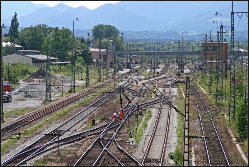 Betriebliche Ruhe bei ber 30 Grad Hitze und Bahnstreik in Rosenheim. Auser zwei Gleisarbeiter, die an der Weiche arbeiten, herrscht Ruhe. 