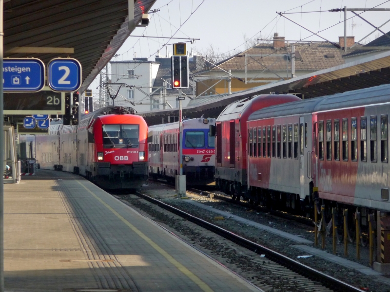 Betriebsalltag in Wiener Neustadt Hauptbahnhof: 1116 139-5  Johann  wartet auf Gleis 2, auf Gleis 1 warten eine 2016 und zwei 5047, wo vor kurzen noch eine 4020 Doppelgarnitur stand.