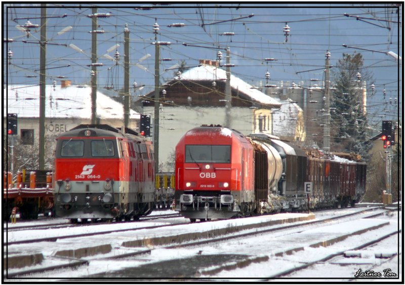 Betriebsalltag in Zeltweg !
Zwei Dieselloks 2143 warten auf ihren n�chsten Einsatz w�hrend die Diesellok 2016 082 mit einem Holzzug in Richtung Zellstoffwerk P�ls f�hrt.
27.11.2007