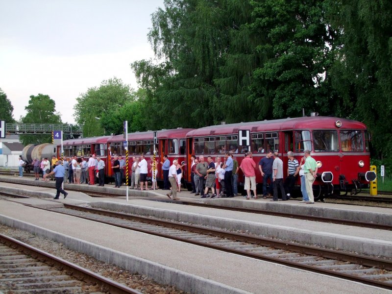 Betriebsaufenthalt wurde zur  Rauchpause  fr die Gste des  Kaiserstadt-Expresses  bei der Rckfahrt von Bad-Ischl nach Passau am Bhf. Ried i.I.; 090521