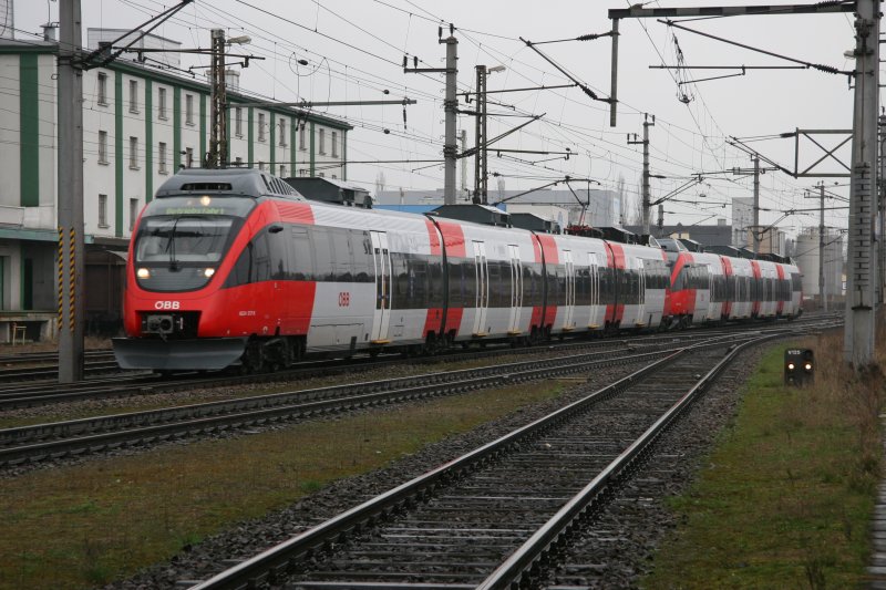 Betriebsfahrt von 4024 017 + 4024 015 auf der Westbahn in Richtung Wien bei der Einfahrt in den Bahnhof Wels am 10.Mrz 2007.