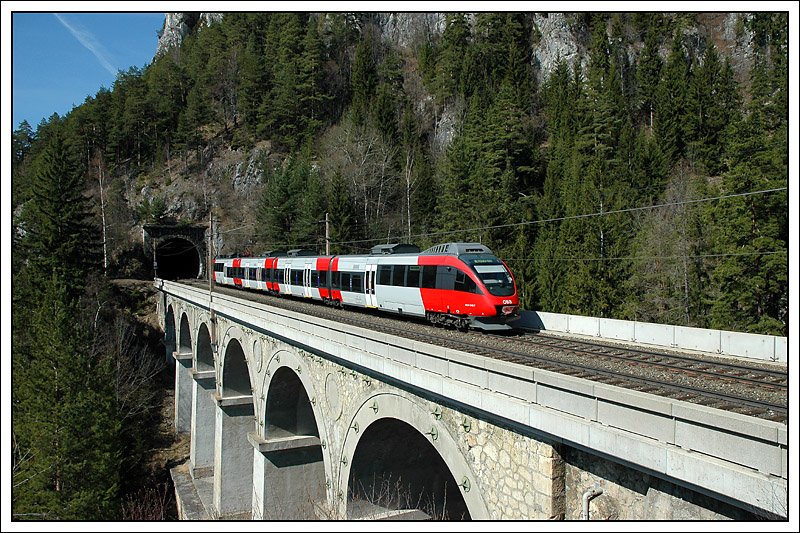 Betriebsfahrt eines Talent 4024 von M�rzzuschlag nach Wien, zwecks Austausch der Sandk�sten, aufgenommen am 30.3.2008 bei der Querung des Krausel-Klause-Viadukt (L: 87 m; H: 36 m) kurz vor Breitenstein am Semmering.