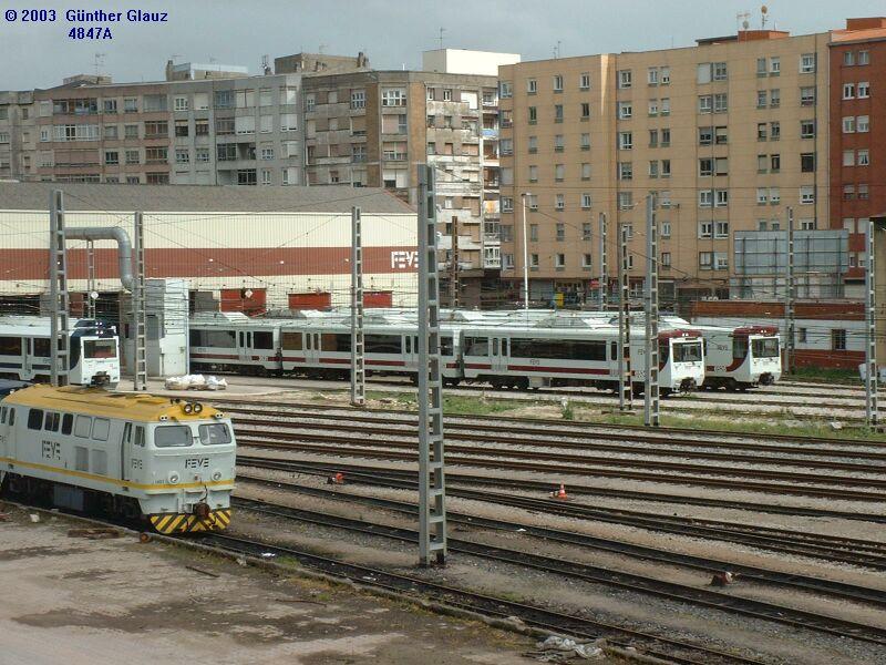 Betriebswerk fr Triebzge zwischen den Stationen Santander und Valdecilla. Vorn links Diesel-Lok 1401