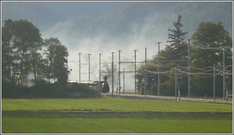 Bevor der Dampfzug 9259 berhaupt zu sehen war, kndigte er sich, durch den starken Sdwestwind getrieben, schon mal mit viel Rauch an. Soeben verlsst er Felsberg Richtung Chur. (05.10.2008)