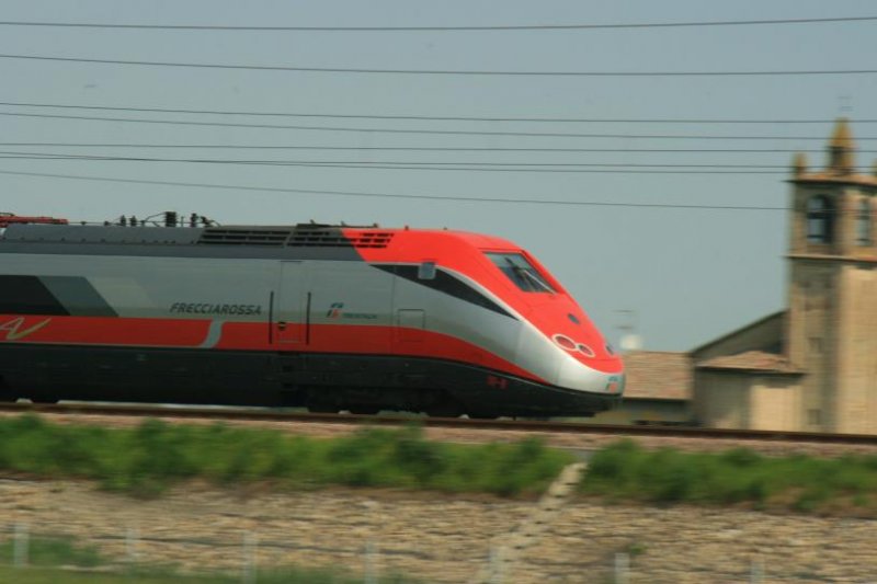 Bevor er kam hab ich etwas geprobt. Aber trotzdem vergriff ich mich im Zoom. Bei der Geschwindigkeit von mehr als 250 Km/h hat meine keine Chance zur Korrektur. Aber der Triebkopf vor der Kirche muss hier rein! San Martino, 01.05.2009