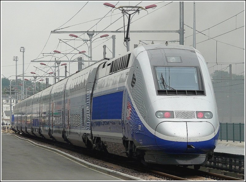 Bevor er berhaupt Fahrgste transportierte, konnte der fabrikneue TGV Duplex am Fest 150 Jahre Eisenbahn in Luxemburg von auen und innen unter die Lupe genommen werden, whrend dahinter gerade eine AMTF Lok vorbei gedampft ist. 09.05.09 (Jeanny)