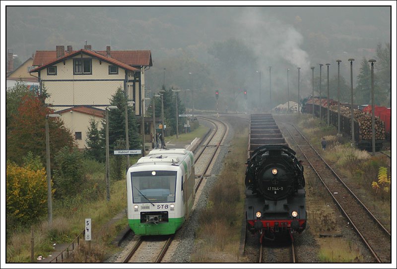 Bevor es am 12.10.2007 fr 41 1144 mit ihrem Gterzug weiter nach Eisenach ging, musste sie zwei Regionalzge abwarten. VT 123 als 82919 von Eisfeld nach Eisenach bei der Ausfahrt aus Walldorf.