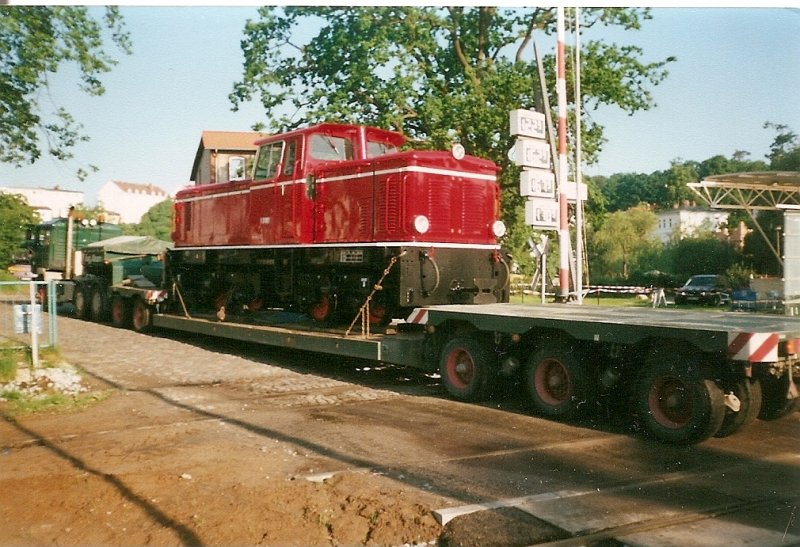 Bevor es auf die Schienen des Rasenden Rolandes ging mute im Juni 1999 die V51 901 die Normalspurstrecke Bergen-Lauterbach Mole berqueren.Hier ist der Schwerlasttransporter bereits rckwrts auf dem Weg in die Einsatzstelle Putbus beim berqueren der Normalspurstrecke.