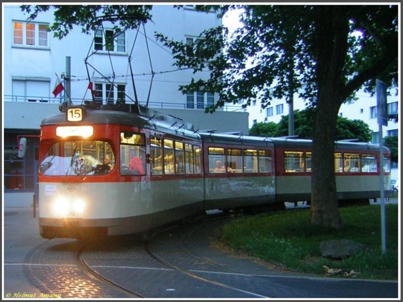 Bevor es bei der Abschiedsfahrt fr die Schleife am Prfling auf die wirklich allerletzte Befahrung der Wendeschleife gehen sollte, die fr kurz vor Mitternacht angesetzt war, gab es noch einen Fotohalt des N-Triebwagens 112 an der Endhaltestelle Bornheim/Ernst-May-Platz.