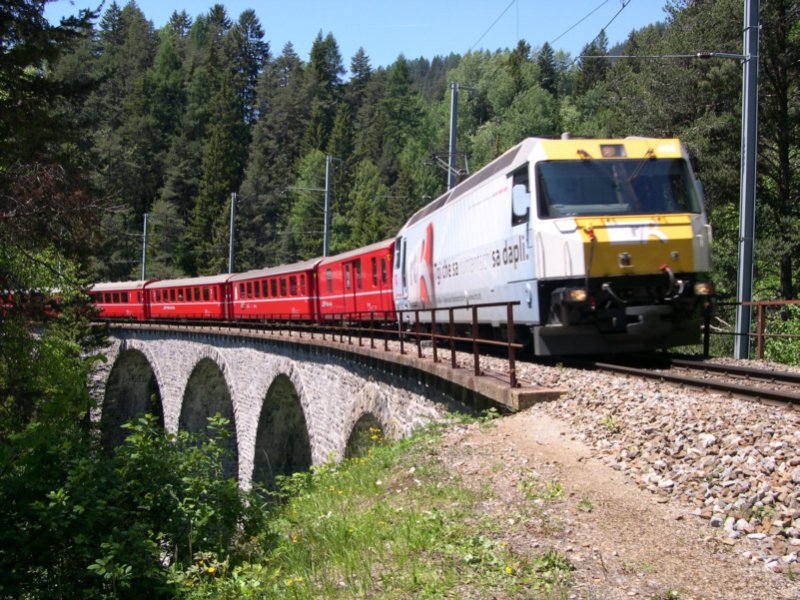 Bevor es ber den Landwasserviadukz geht, muss zuvor noch der Schmittentobel-Viadukt berquert werden. Ge 4/4 III 644 tut dies am 11.06.2006 mit einem Regionalzug nach St. Moritz