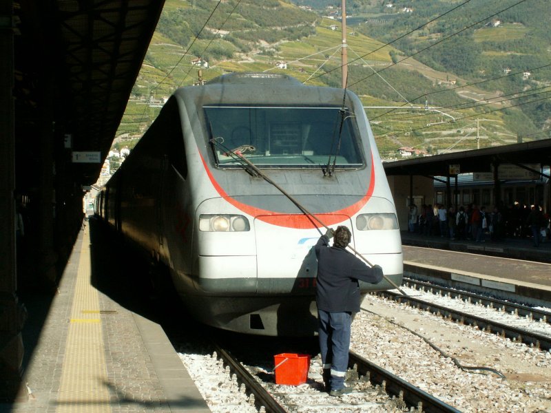 Bevor der ETR 485.051 seine Reise nach Roma-Termini beginnen kann,wird noch die Frontscheibe gereinigt.Bozen 19.10.07