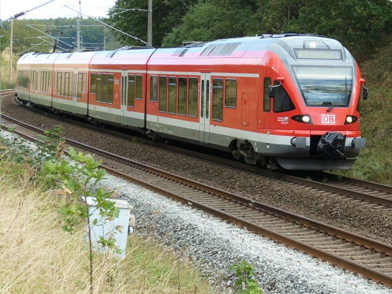 Bevor Flirt 429 030 als RE 33310 Binz-Stralsund in Bergen/Rgen hielt mute der Tf am Einfahrsignal von Bergen/Rgen auf die Freigabe durch das vom Fdl
gegebene Ersatzsignal warten da der Zug von Lietzow nach Bergen/Rgen auf dem linken Gleis kam.