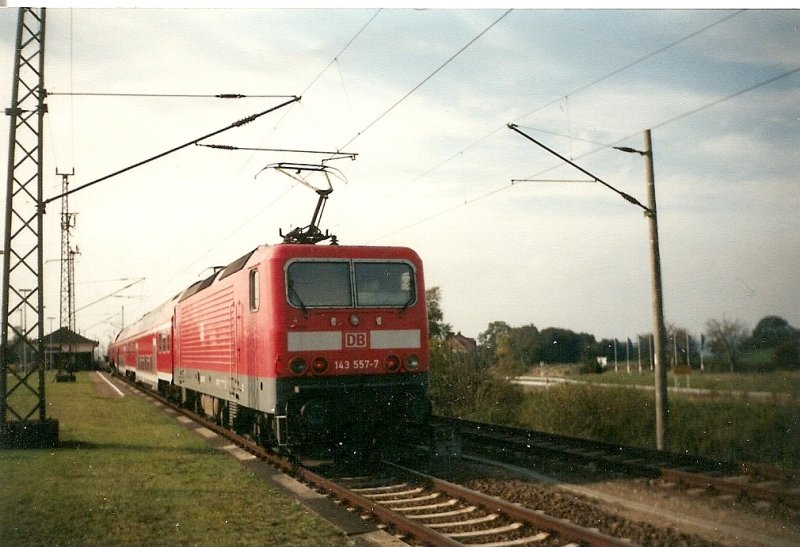 Bevor die Regionalbahn nach Stralsund die Insel verlt mu der Zug mit der 143 557 im November 2004 noch in Altefhr halten.