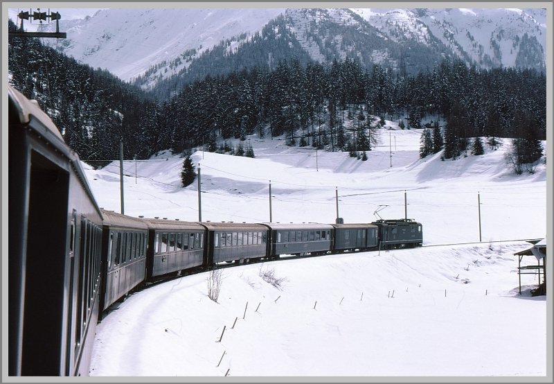Bevor die RhB  errtete  war sie grn wie die meisten andern Bahnen auch. Schnellzug mit Ge 4/4 II nach St.Moritz oberhalb von Bergn. (Archiv 04/77)