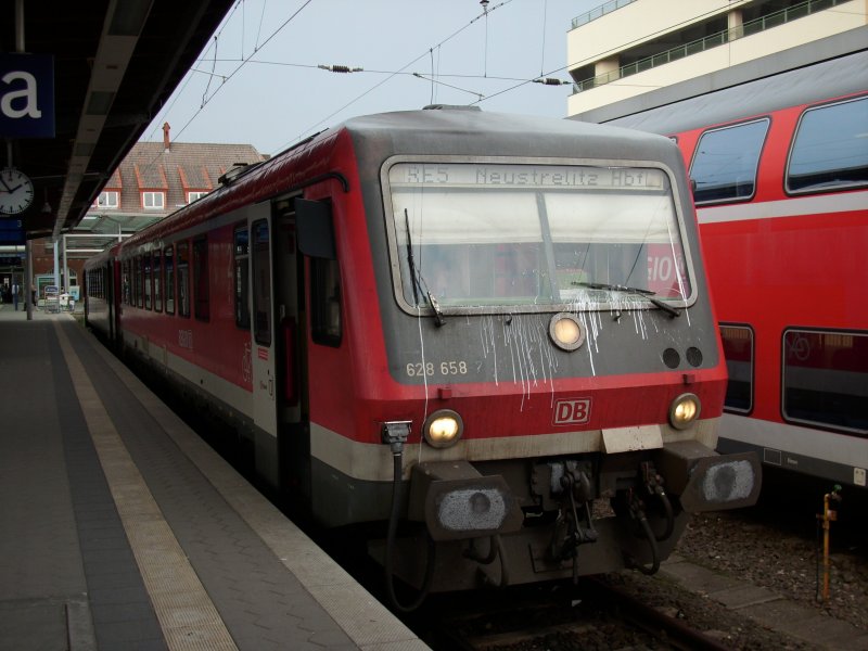 Bevor sich 628 658 am 07.April 2009 als RE 33047 Stralsund-
Neustrelitz auf dem Weg machte verschuf sich der Lokfhrer in Stralsund einen klaren Durchblick.