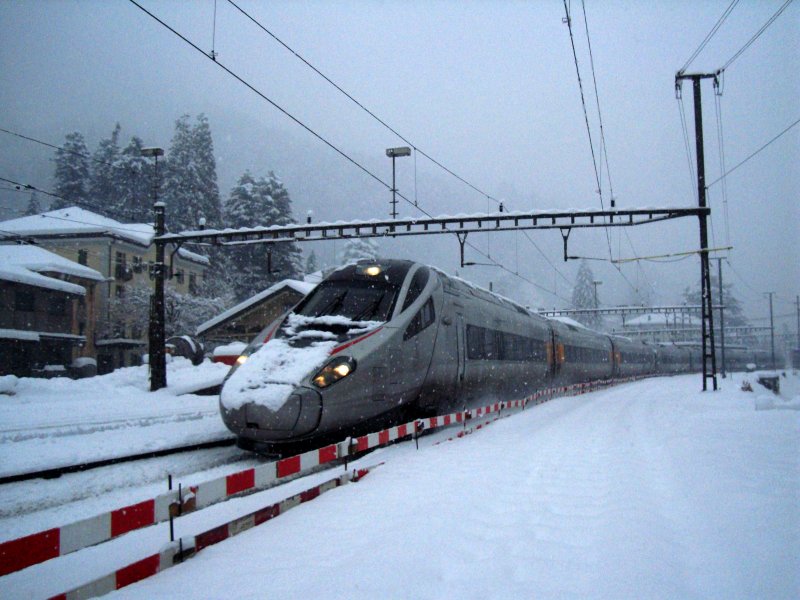 Bew�hrungsprobe f�r diesen ETR 610 ohne Nummer im Schnee bei Faido am 10.12.2008.Der Zug war bereits im Einsatz f�r Passagiere.