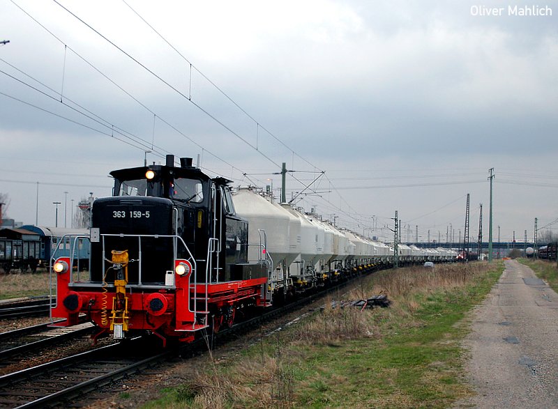 Bewlktes Wetter am frhen Abend des 23. Mrz 2007, aber die kuriose 363 159, Mietlok vom Werk Cottbus, ist einfach zu schn um sie ungeknipst davonkommen zu lassen. :-)
Hier verlsst sie den Bahnhof Regensburg Ost mit einem Teil des MEG Zementzuges in Richtung Regensburg Hafen.