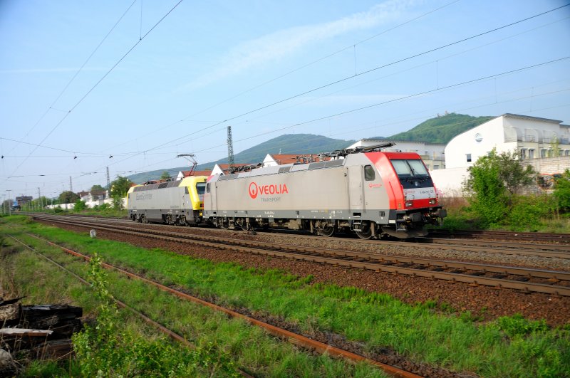 Bewut schrggestellt: Die Dynamik dieses Duos eingefangen... Nachschu auf E 484 901-CR und ES 64 P-001. Im Hintergrund der Bahnhof von Bensheim-Auerbach. (22.04.2009).