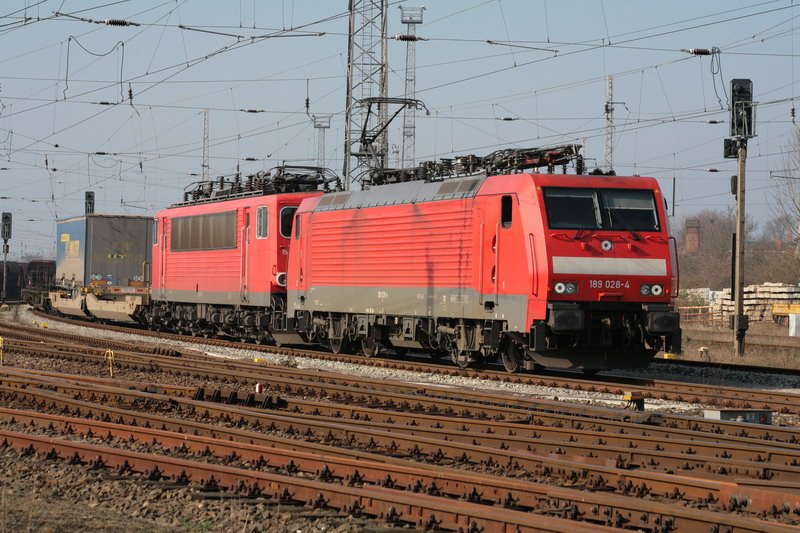 Bf. Bad Kleinen, Lok 189 028 und eine 155 XXX haben Ausfahrt Richtung B�tzow. 02.04.2009