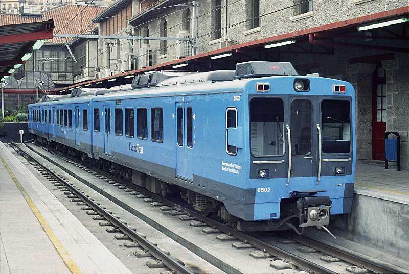 Bf Bilbao Atxuri, ET 6502 (CAF) nach San Sebastin Amara.
Die Wagen entstammen derselben Bauart wie die ET der FEVE (hnlich den 440 der Renfe), sind jedoch umgebaut (Stirnfronten und Fahrgastraum). Wer lange Strecken fhrt, sollte daran denken, dass es keine Toiletten gibt...