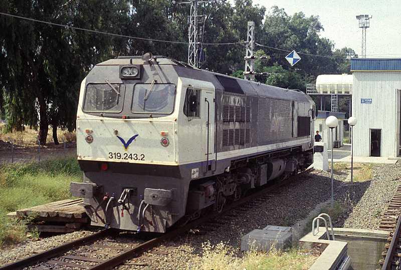 Bf Crdoba C, Talgo-Spurwechselanlage.
Die regelspurige 319 243 steht in AVE-Anstrich als Angstlok in Crdoba.
Juni 1996