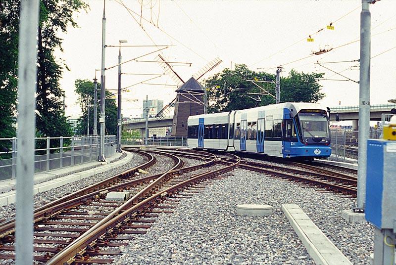 Bf Gullmarsplan, ET 411 (Nachschu) fhrt auf den Neubauabschnitt in Richtung Sickla Udde