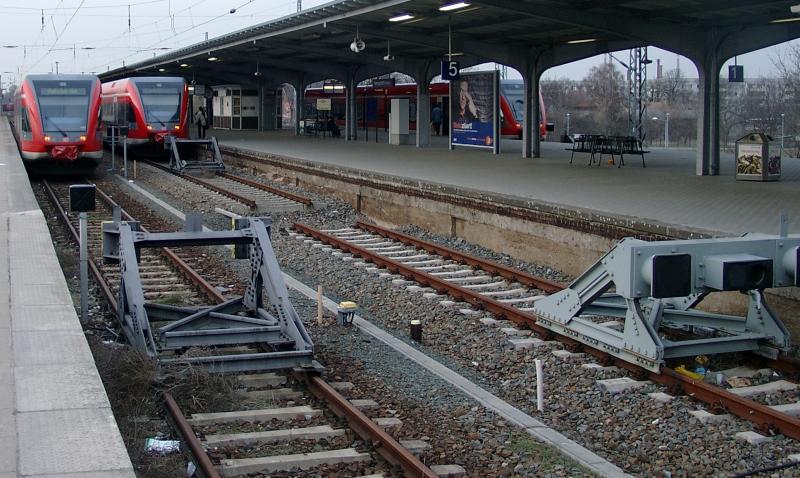 Bf Hennigsdorf (b. berlin): 3 Gleisabschlsse an 2 Bahnsteigkanten sieht man selten. Hier sogar mit unterschiedlichen Bahnsteighhen am selben Bahnsteig. S-Bahn und Regionalbahn halten an der gleichen Kante.