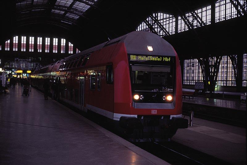 Bf Leipzig Hbf Gl 4, Umbausteuerwagen DABbuzfa am ersten Tag des S-Bahnprobebetriebes (mit Fahrgsten) nach Halle ber die neue Streckenfhrung ber Gohlis (5.12.2004).
Seit Anfang April sind auch die beiden letzten Gleise 4 und5 in der westlichsten Halle auer Betrieb, in deren Lage soll der Tunnelbahnsteig gebaut werden.