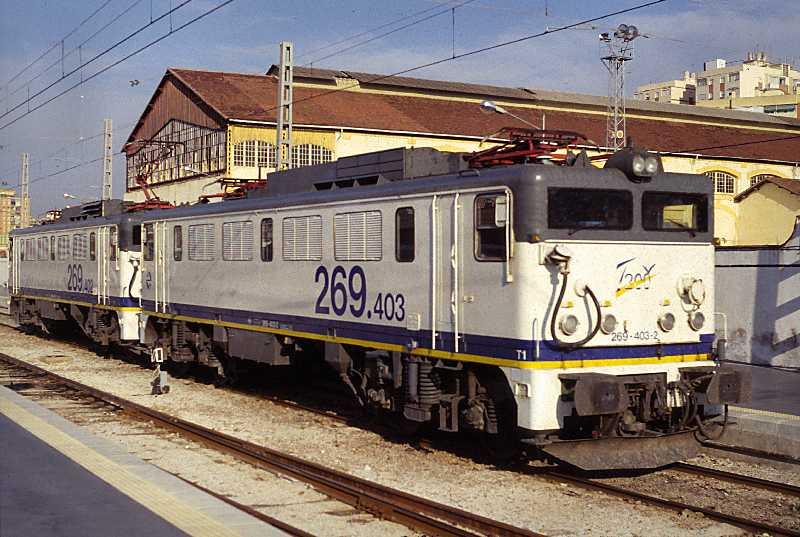 Bf M�laga, 269 403
Die Maschine bespannt in K�rze einen Talgo 200 nach Madrid Chamart�n bis zum Spurwechsel in C�rdoba.
Juni 1996