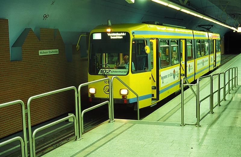 Bf Mlheim Stadtmitte (unten), M-Wagen aus Essen auf der Mlheimer Linie 102. Auch dieser Bahnhof beweist Mlheimer U-Bahn-Trume.