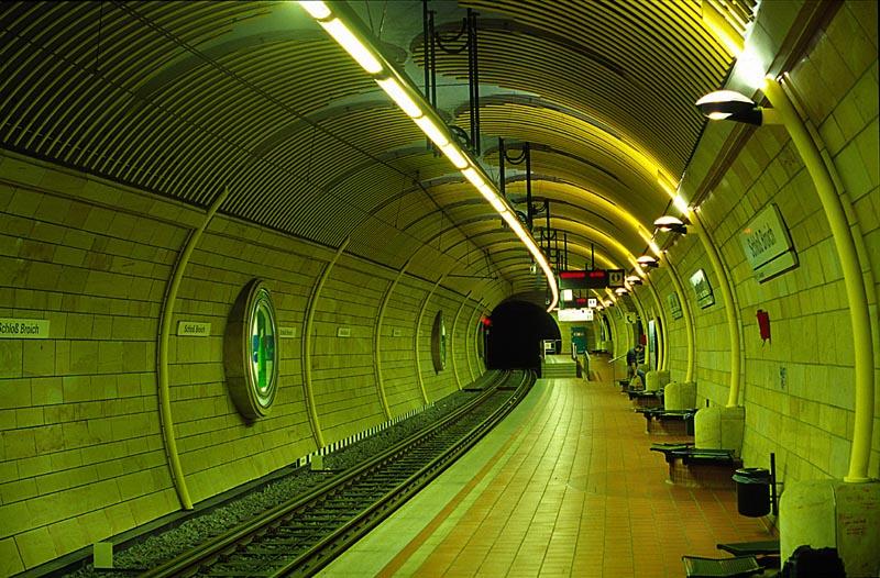 Bf Schlo Broich,
vielleicht wird es doch noch eine richtige U-Bahn. Vorerst verkehrt im Stadttunnel die Mlheimer 102 auf Meterspur und die Duisburger 901 auf Regelspur. Das Vierschienengleis ist wegen unterschiedlicher Wagenbreiten asymetrisch.