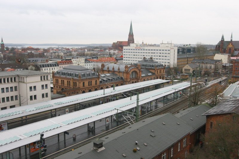 Bf. Schwerin mit den neuen Bahnsteigen. 12/2006
