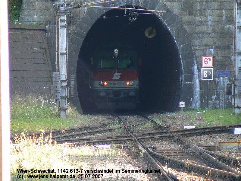 Bf. Semmering. Nachdem sie einen Gterzug von Mrzzuschlag als Vorspannlok Hilfe geleistet hat, verschwindet 1142 613-7 wieder im Semmeringtunnel zurck zum Ausgangspunkt. Foto: 25.07.2007
