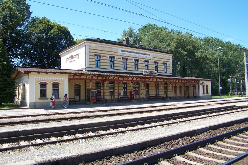 Bf Timelkam. So stelle ich mir einen gepflegten Bahnhof vor. Interessant ist der Baustil