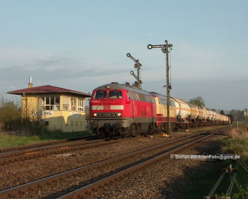 Bf. Tssling zwischen Mhldorf und Alttting am Abend des 23.04.2009. Ein langer Gz mit 2x 217 und einer 294 als Schublok hat freie Fahrt gen Mhldorf. Schn dass es soetwas noch gibt!