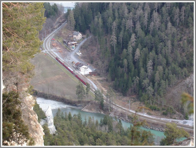 Bf. Versam-Safien mit RE 1265 aus der Vogelperspektive. (26.03.2007)