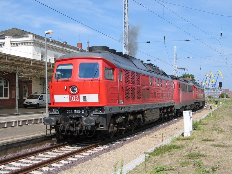 Bf. Wismar 233 698 startet den Motor um die dahinter stehende 139 315 rauszulassen. Als 3. Lok steht die 232 421 am Bahnsteig 3. 20.06.2007