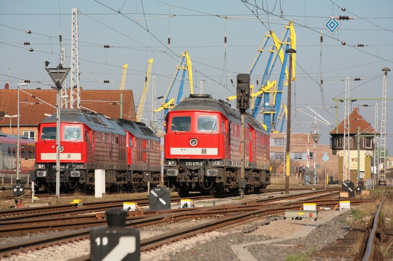 Bf. Wismar mit Stellwerk W2 und den ganzen Krananlagen vom Seehafen im Hintergrund. (Gre an Herbert). 03.04.2009 