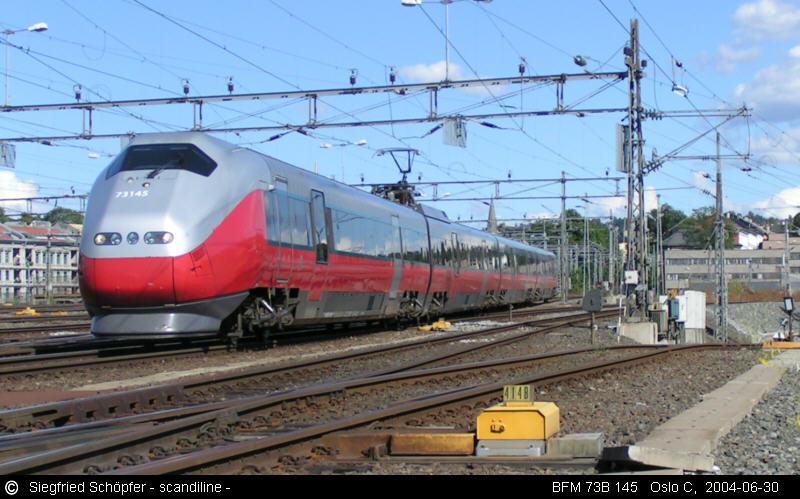 BFM 73B 145, Einfahrt Oslo Hauptbahnhof, 30.06.2004. Im Gegensatz zur Reihe 73 werden die Zge der Reihe 73B im Regionalverkehr eingesetzt und verfgen ber kein Bistro-abteil. Als Ersatz fr die Lynx-Triebwagen verkehren sie inzwischen auch zwischen Oslo und Gteborg. 